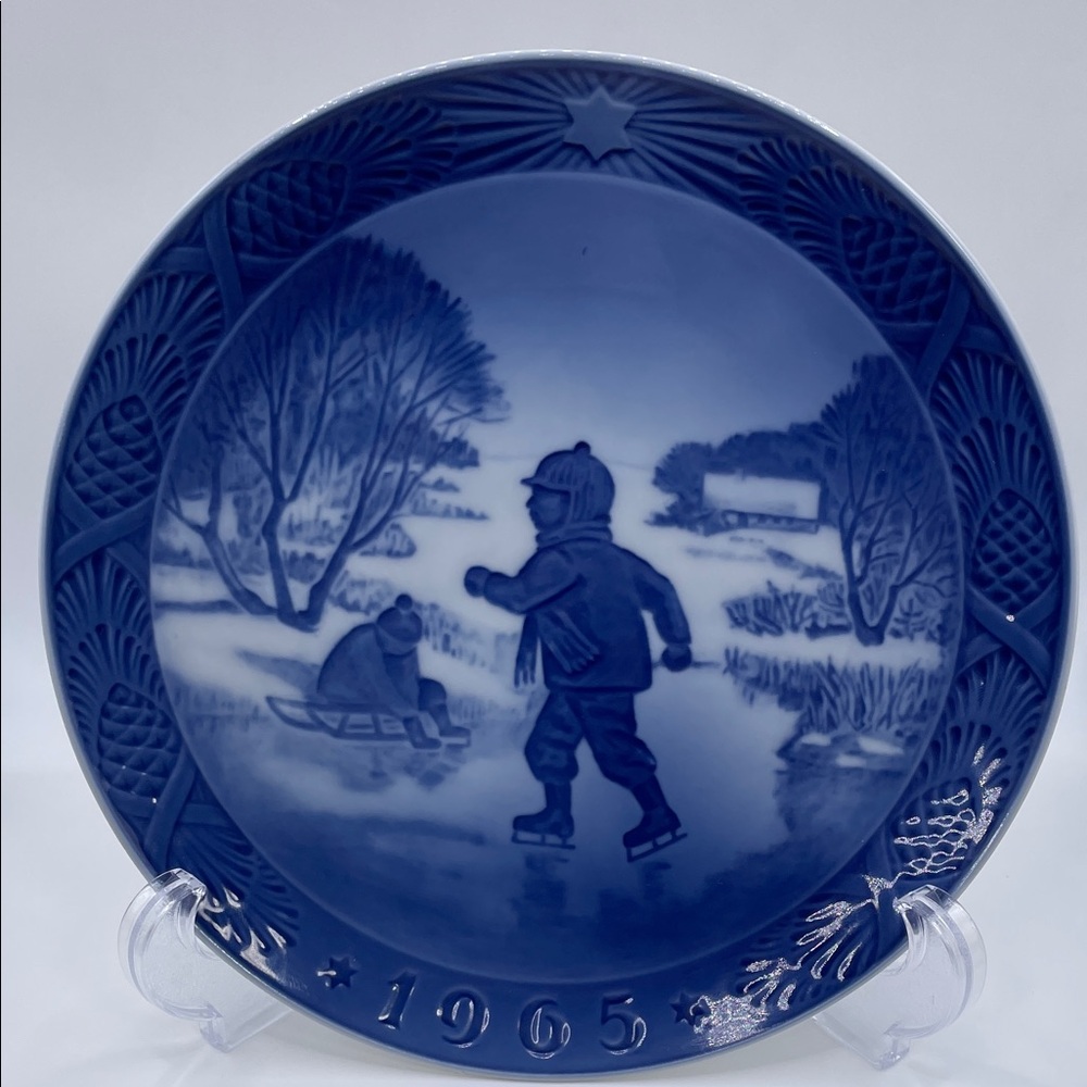 Royal Copenhagen 1965 Christmas Decorative Plate “Little Skaters” 7”